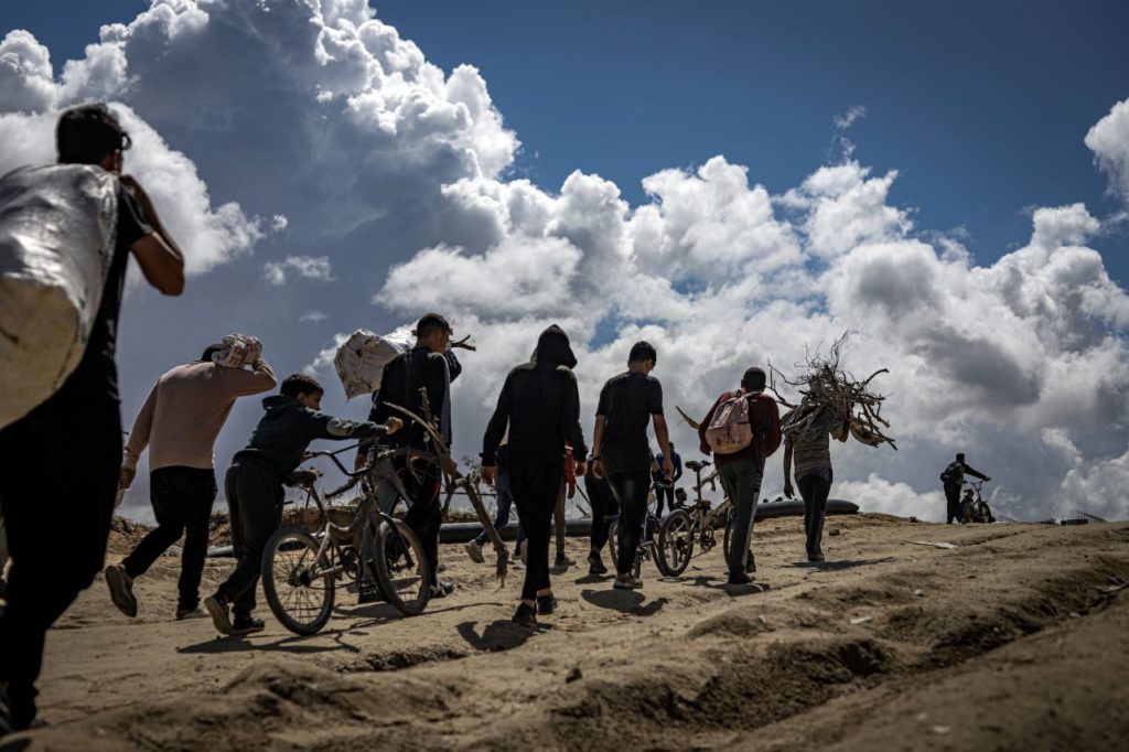 Palestinians make their way back to Gaza