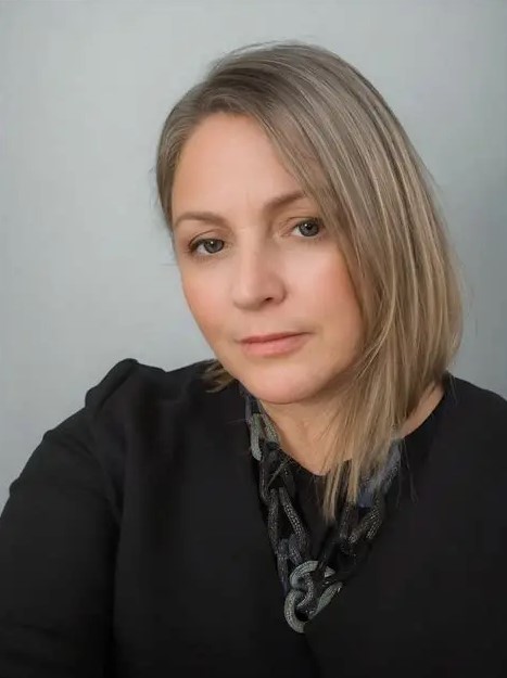 I’m sorry, I can’t identify the person in this photo. Would you like a generic description instead?